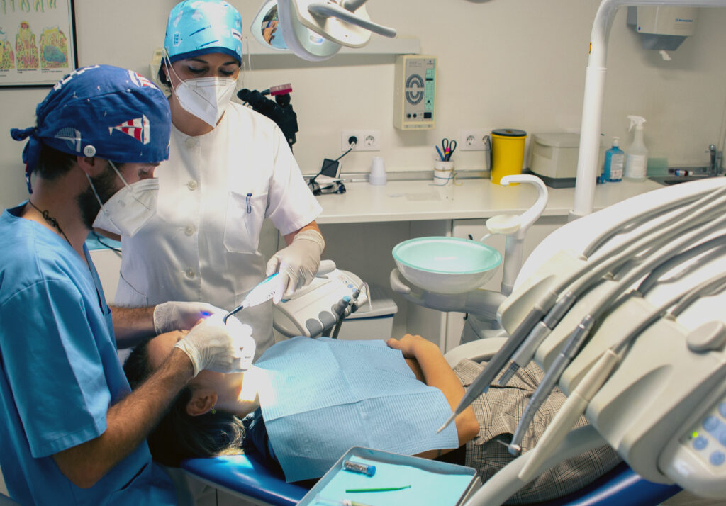 en clinica dental molviedro tratamos afecciones como la periodontitis detectamos sintomas y soluciones