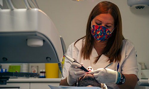 especialista de la clinica dental molviedro realizando un blanqueamiento dental